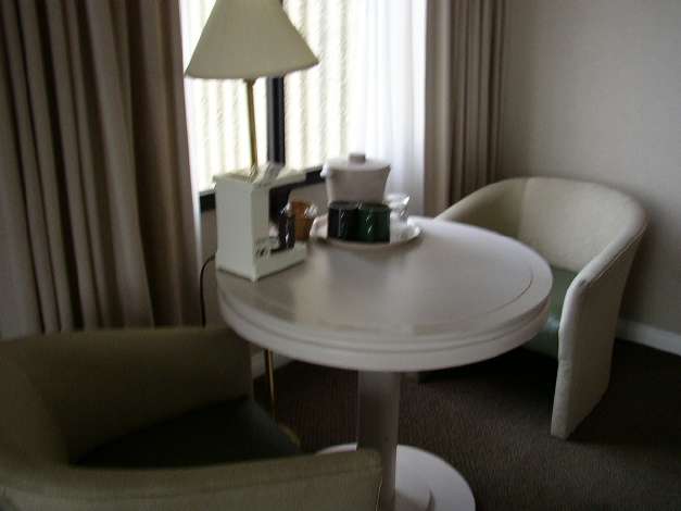 エンパイアランドマークホテル(EMPIRE LANDMARK HOTEL)の椅子とテーブル